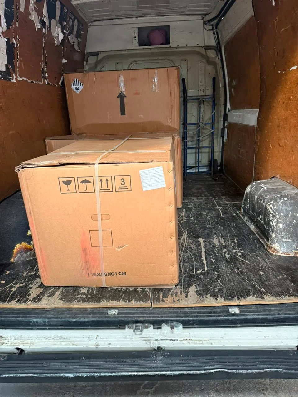 Delivery driver picking up FOXSCOO cargo model